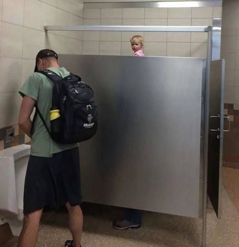 Уборщица в мужском туалете