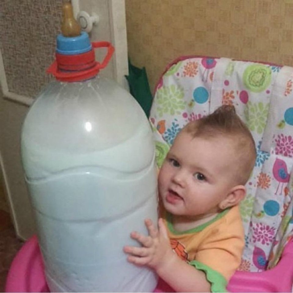 Большая бутылка молока для ребенка