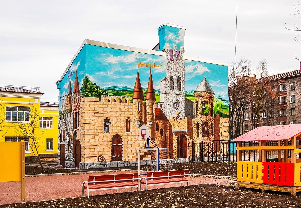 Двор с замком санкт петербург