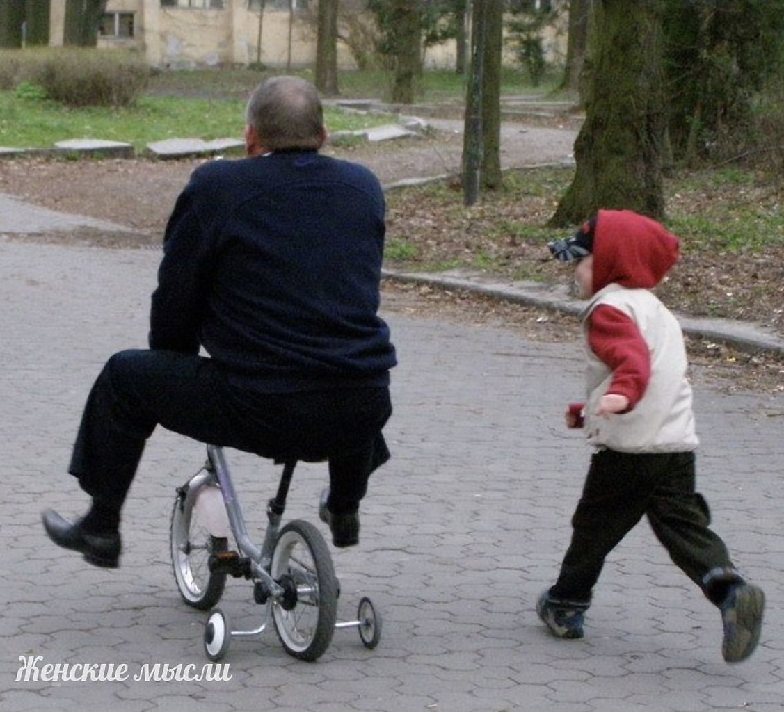 Мужик на детском велосипеде