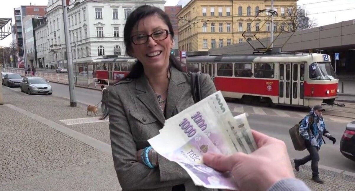 Мужик дал за деньги. Девушке предлагают деньги. Чехия предлагают деньги девушкам. Женщина с деньгами. Девушке дают деньги Чехия.