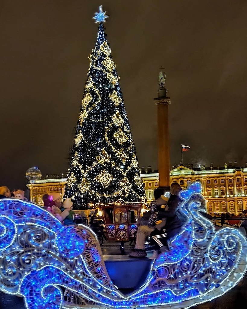 Новогоднее убранство петербурга. Дворцовая площадь новый год. Новогодний Питер. Дворцовая площадь в новогоднюю ночь. Новогоднее убранство Санкт-Петербурга.