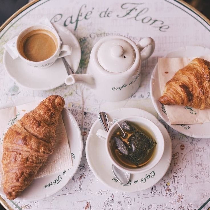 Кофе с круассаном в париже