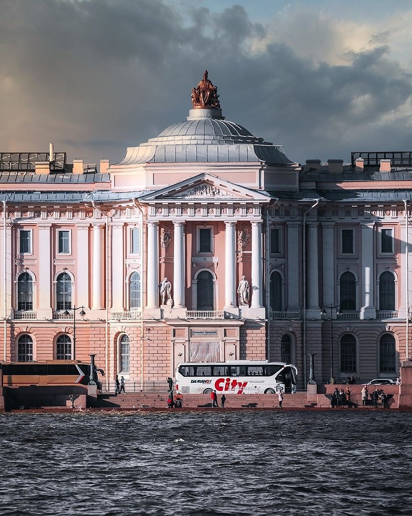 Академия художеств в Санкт-Петербурге