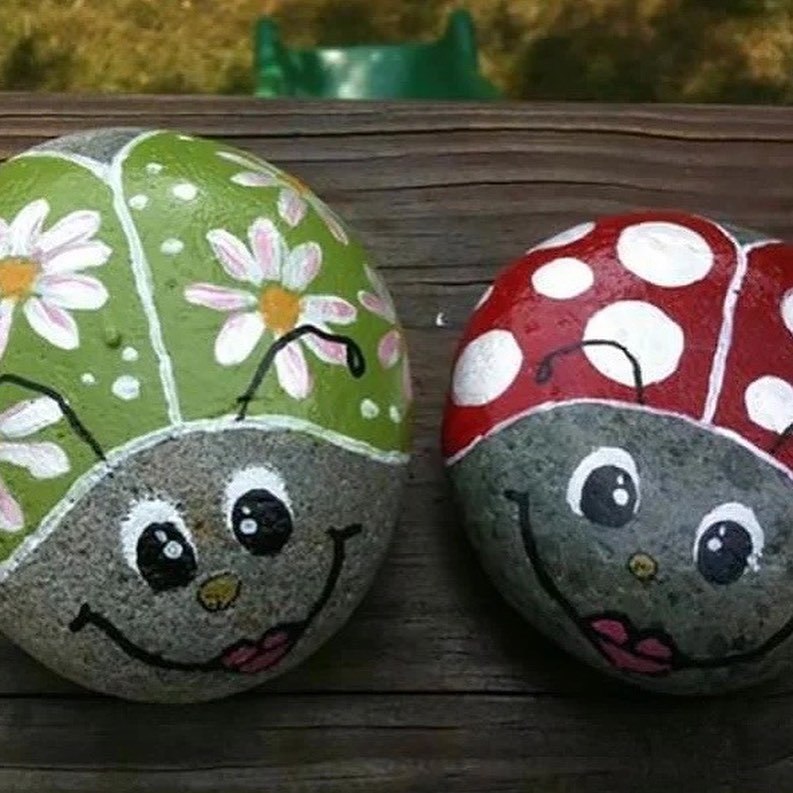 Как нарисовать на камушке божью коровку