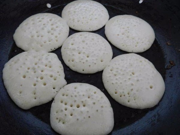 Оладушки как у бабушки.Ингредиенты: Ряженка – 1 лЯйца – 2 шт.Мука – примерно 220-250 г (всё зависит ... - 3