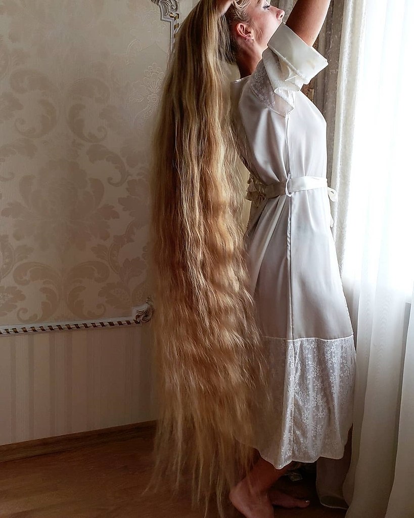 Девочка с длинными волосами как у рапунцель