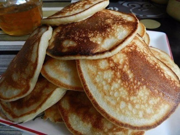 Оладушки как у бабушки.Ингредиенты: Ряженка – 1 лЯйца – 2 шт.Мука – примерно 220-250 г (всё зависит ... - 4