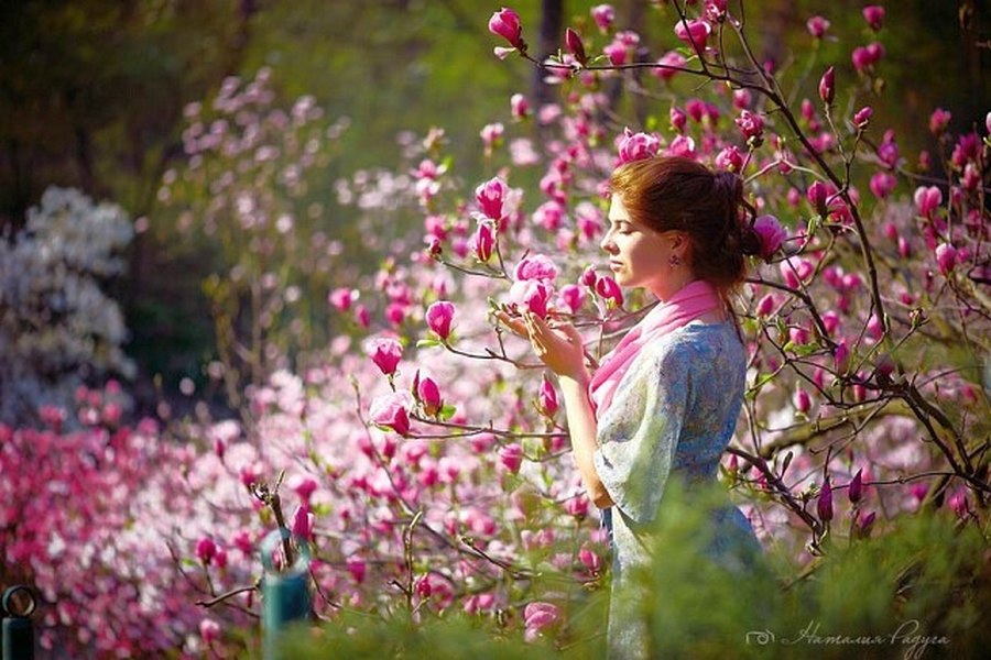 Люди любуются красивыми цветами. Девушка в саду. Девушка в цветущем саду. Девушка в весеннем саду.
