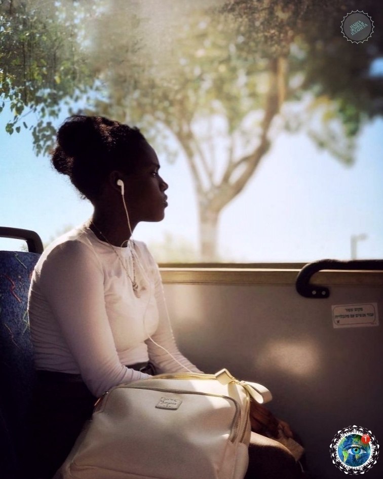 Цифровые фотоаппараты в руках. Тайно фотографируют подругу. Человек с фотоаппаратом. Девушка с фотоаппаратом. Интересный попутчик.