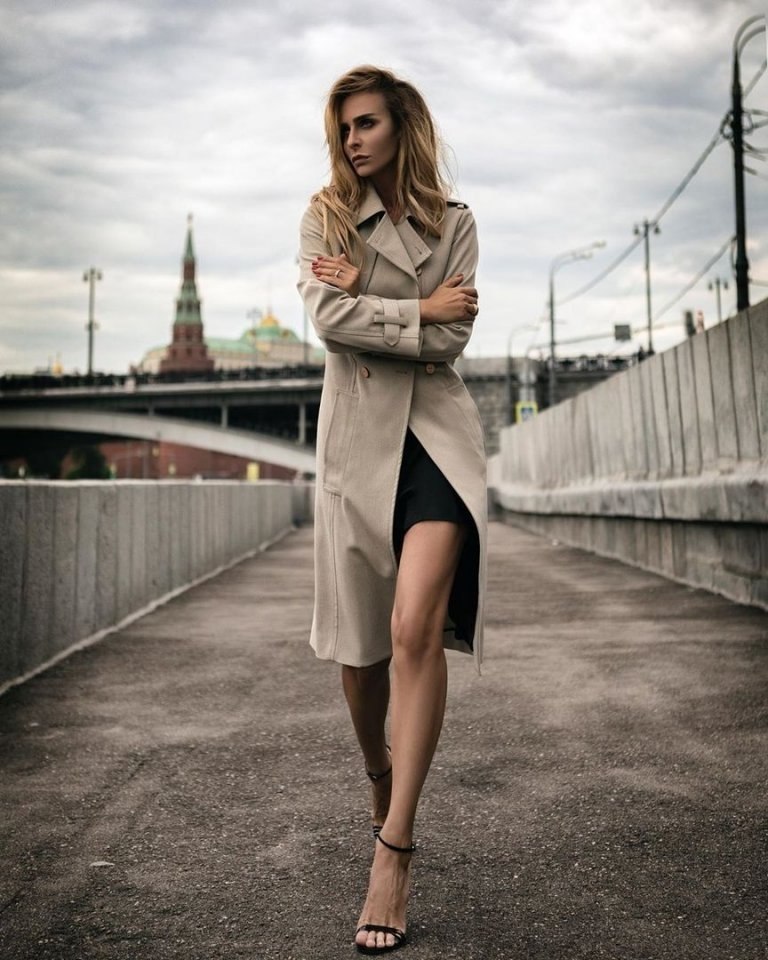 Девушка в пальто и нижнем белье на каблуках