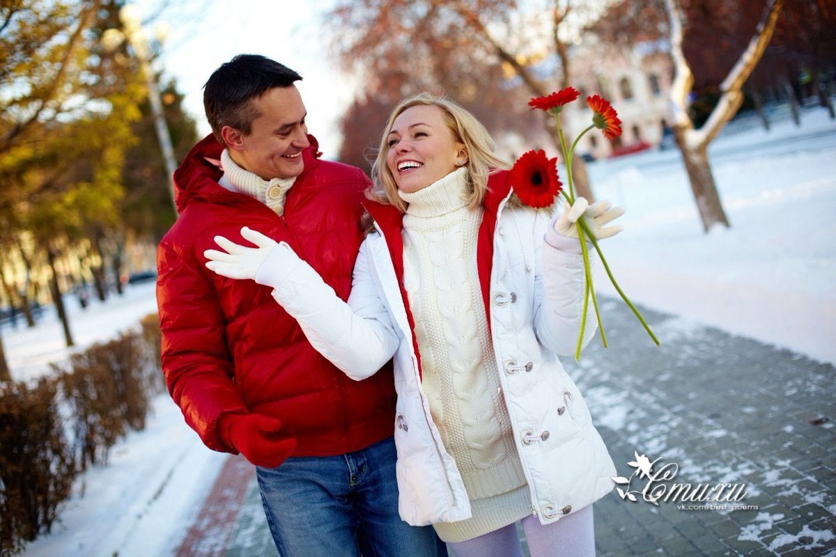 Погулять женщину. Счастливые мужчина и женщина. Зимняя фотосессия. Отношения зима. Пара зимой.