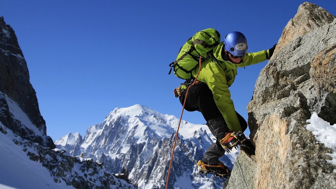 Приспособления для жизни в горах. Альпинист Дэн цзэнлуобу. Восхождение на вершину горы. Альпинисты в горах. Горы альпинизм.