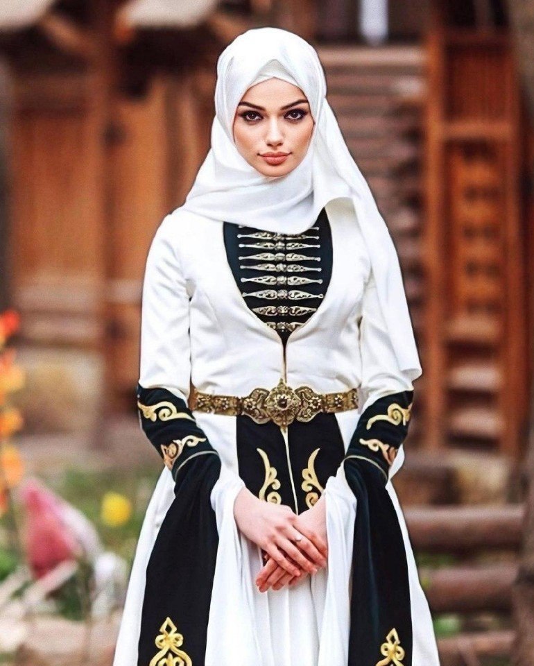 Чеченка в национальном костюме