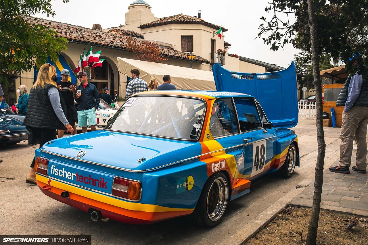 Cars week. Реклама на крыше Запорожца. Запорожец реклама шоурума. Запорожец реклама в метро.