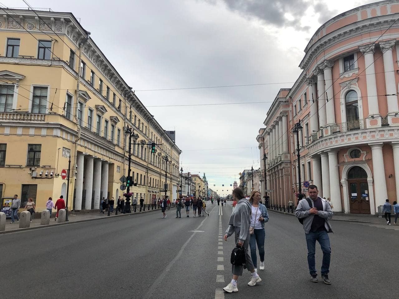 Пр без. Пеший Невский проспект. Невский проспект Главная магистраль города Санкт-Петербурга. Пешком по Невскому проспекту. Невский проспект был перегорожен.