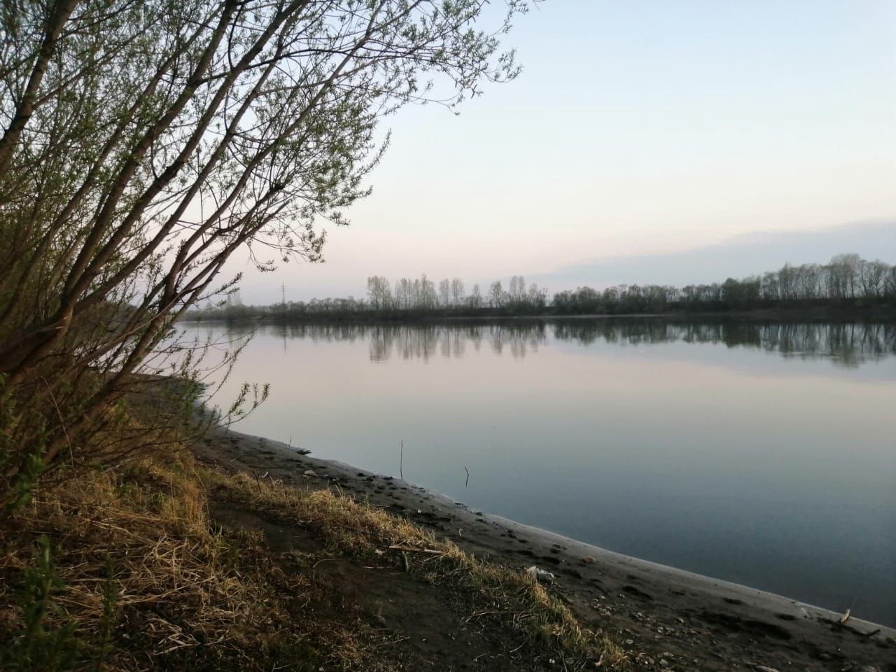 Находится на берегу реки. Река Кан в Канске. Деревня на берегу реки. Реки России. Вечер на реке.