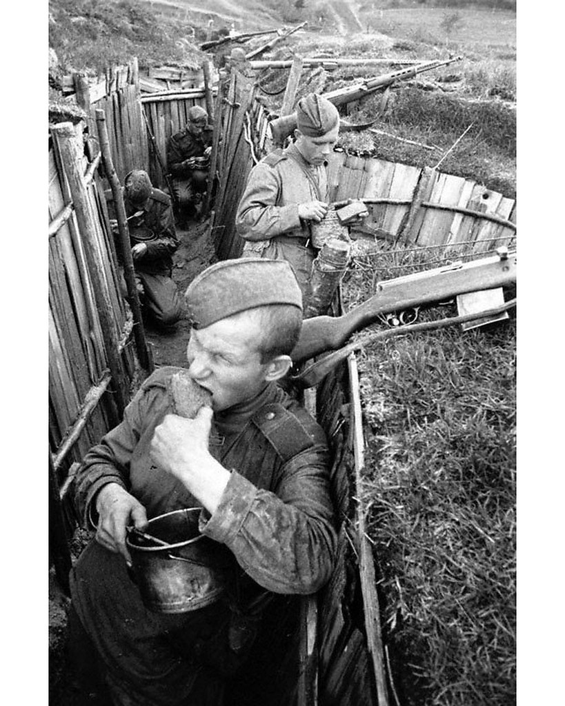 Советские солдаты в окопах 1941
