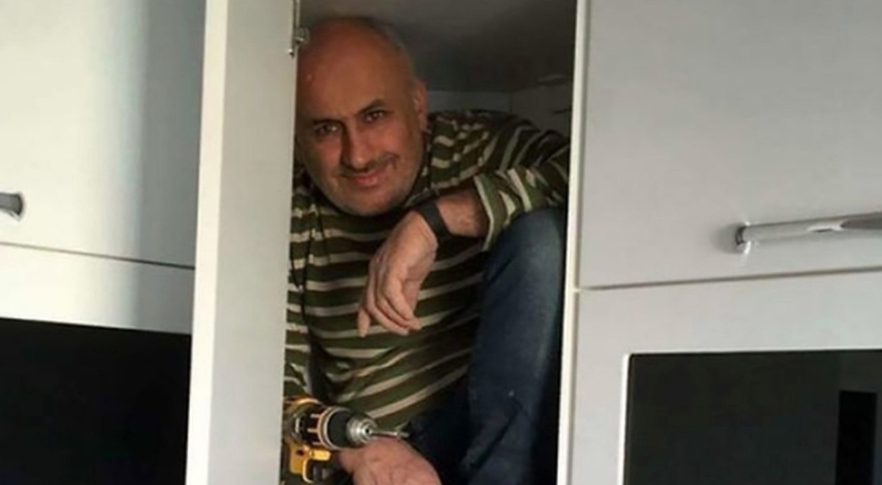 Мужчина прячется в шкафу