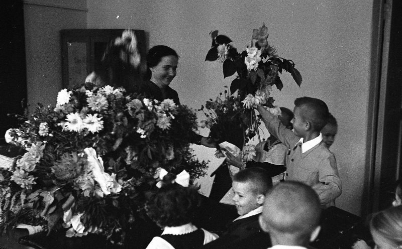 Сентябрь 1958. Советские школьники. Советская школа. Советская учительница. Советская учительница и ученик.