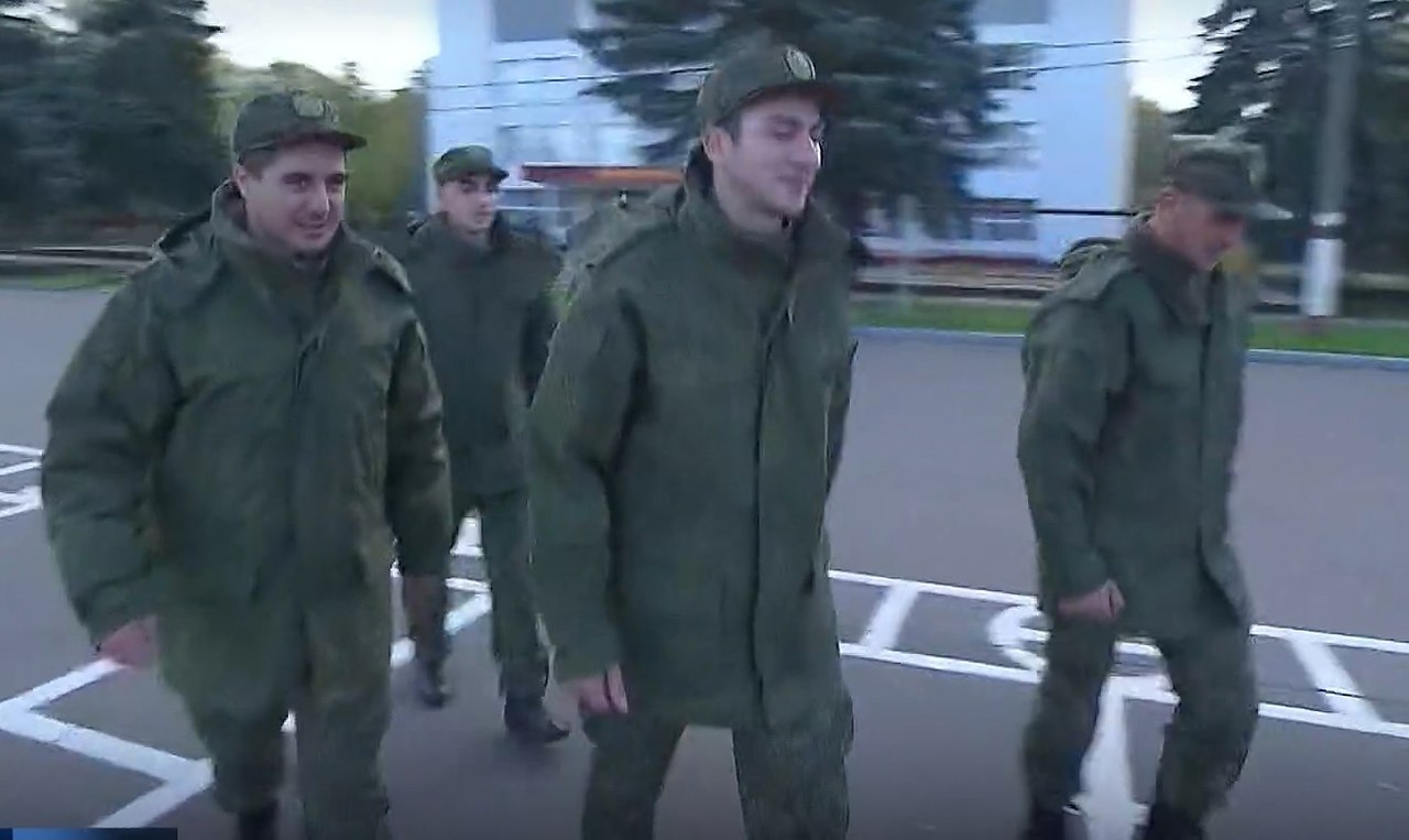 Племянник пришел. Папа военный Российской армии. Мобилизация z.