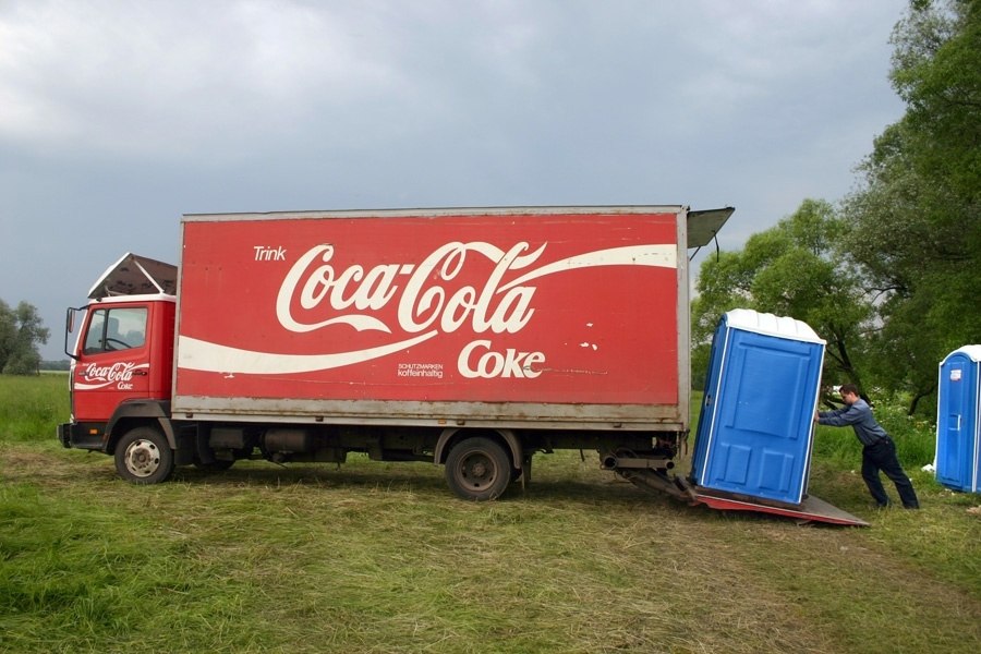 Всегда настоящий. Прикольные Кока кола. Секретный ингредиент Coca Cola. Кока кола прикол. Кака кола грузовик.