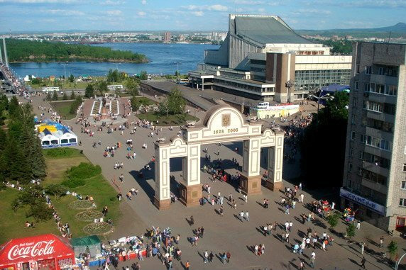 Мир пл. Арка на площади мира Красноярск. Площадь БКЗ Красноярск. Арка на БКЗ Красноярск. БКЗ Красноярск с Триумфальной аркой.