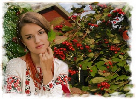 Рубашку мама белую расшила, Как будто долю крестиком вела. Чтоб легких я путей не выбирала И чтоб по ...