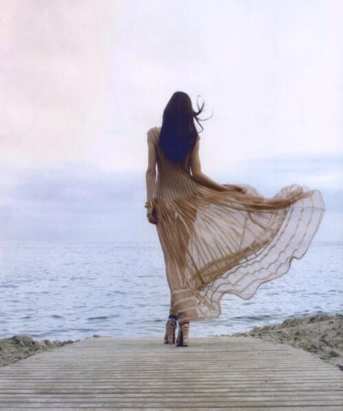 Общаясь всюду и везде, Как больно видеть ложь во фраке. Чем ближе узнаю людей, Тем больше нравятся ...