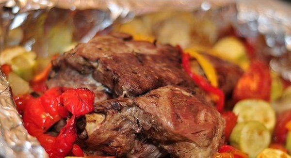 Жареная баранья нога с овощами. 115 ккал на 100 г Нога баранья 2 кг Лук-порей 6 штук Молодой ...