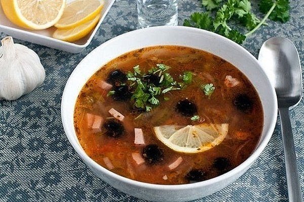 Солянка сборная мясная.Ингредиенты:Голяшка говяжья с костью - 600 г Лук репчатый (100г) - 3 ...