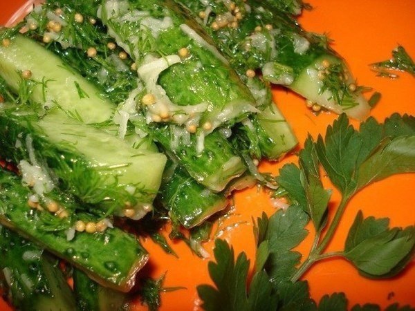 Любимая закуска из огурцов с чесноком, укропом и горчичкой... Продукты: -0,5 кг свежих огурчиков ...