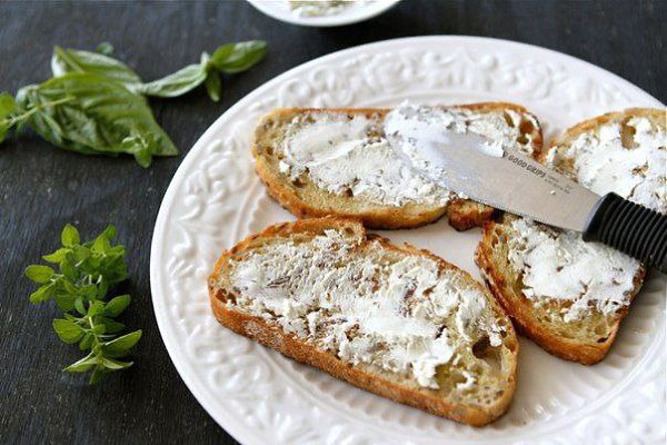 Открытый бутерброд с запеченными помидорами, сыром и бальзамическим уксусом. Ингредиенты: 3 помидора ... - 9