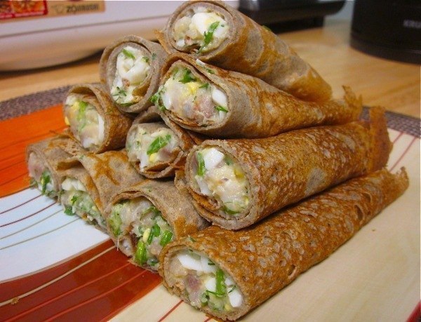 15 самых вкусных начинок для блинчиков. 1. Блины с начинкой из яиц Состав: 4 яйца, 50 гр. зеленого ...