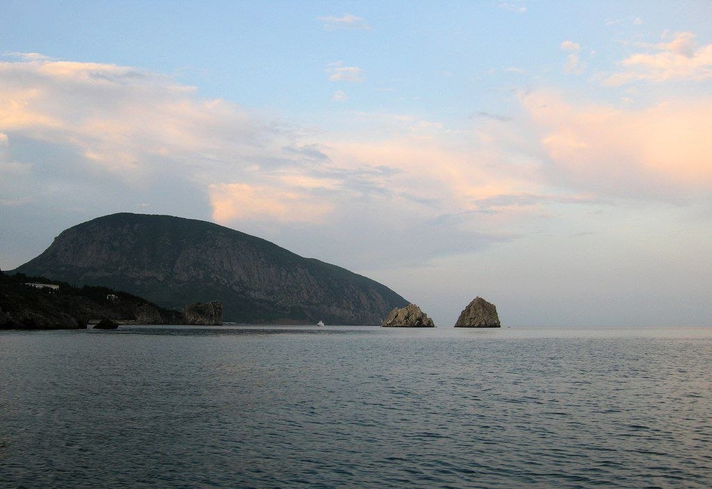 Медведь гора крыма сканворд. Гора Аю-Даг медведь-гора. Аюдаг гора медведь. Гора аюдаг в Крыму. Гора медведь в Крыму.