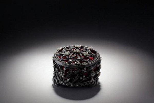 Мыло за 960 баксов.Выпускает японская компания Faiv Kei. На производство каждого бруска уходит год, ...