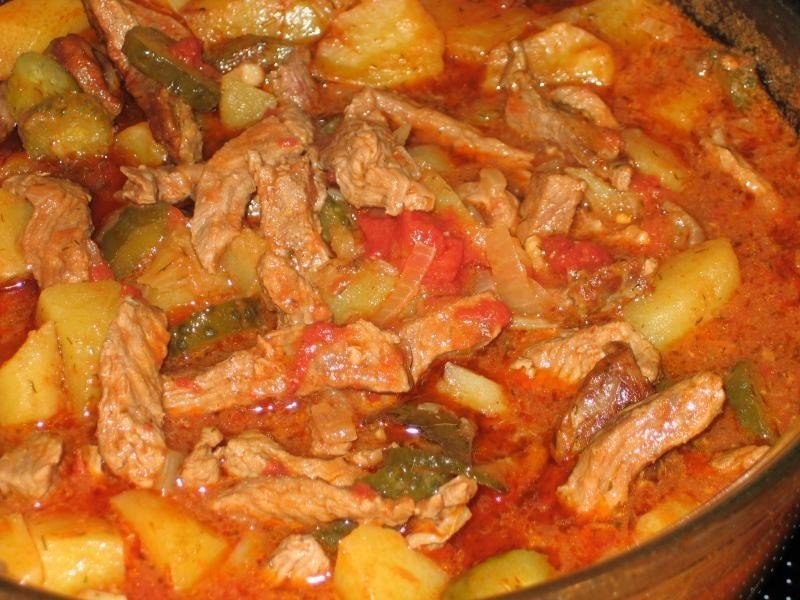 Азу по-татарски. Ингредиенты: мясо - 500 г, лук репчатый - 1-2 шт, огурцы соленые - 1-2 шт, ...