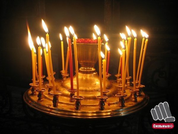 тихо в церковь я войду, за друзей, за семью свечу зажгу, тихо Бога попрошу - береги их, я молю. А за ...