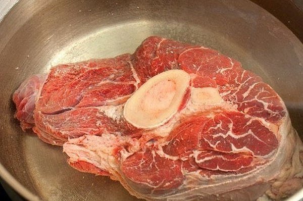 Солянка сборная мясная.Ингредиенты:Голяшка говяжья с костью - 600 г Лук репчатый (100г) - 3 ... - 2