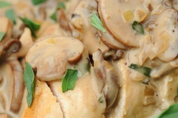 Салат с куриным филе, сыром и орехами. Ингредиенты: ?филе куриное - 500 гр. ?сыр твердый - 200 гр. ...