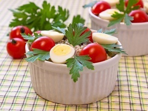 Салат с печенью, маринованными огурцами и сыром.На 100 грамм -112 ккал.300 г говяжьей печени-375 ...