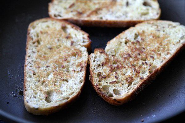 Открытый бутерброд с запеченными помидорами, сыром и бальзамическим уксусом. Ингредиенты: 3 помидора ... - 7
