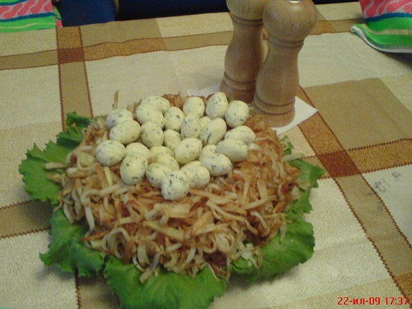 Салат ГНЕЗДО ГЛУХАРЯ. курица - 200 г, ветчина - 50 г, маринованные шампиньоны - половина 400 ...
