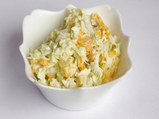 Салат капустный с кукурузой и яблоком. Ингредиенты: Кукуруза консервированная 100 г Яблоко 1 шт. ...