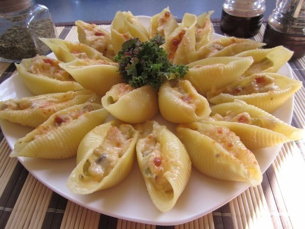 Жюльен в больших ракушках (конкильони). 1 кур.грудка 400 гр. шампиньонов 1 большая луковица 100 гр. ...