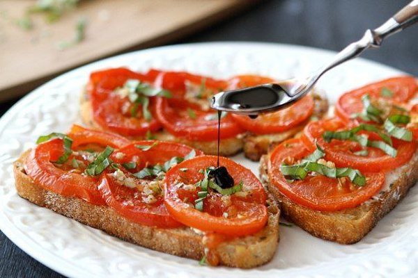 Открытый бутерброд с запеченными помидорами, сыром и бальзамическим уксусом. Ингредиенты: 3 помидора ... - 10