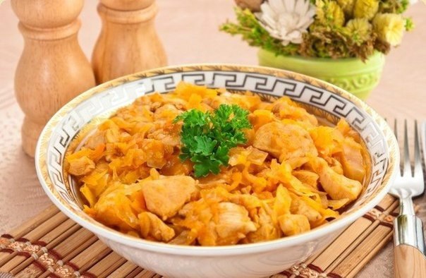 Квашеная капуста, тушенная с куриным филе. на 100 г 85.14 ккал Б/Ж/У 8.78/3.79/4.57 Ингредиенты 500 ...