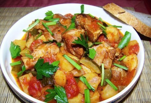 Азу по-татарски.Ингредиенты:- мясо - 500 г, - лук репчатый - 1-2 шт, - огурцы соленые - 1-2 шт, - ...