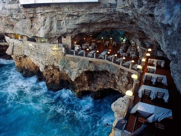 Хочу здесь поужинать. Grotta Palazzese - отель-ресторан в гроте, Апулия, Италия