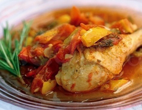 Курица с овощами. На 100 гр. - 110 ккал. Ингредиенты: 400 г куриного филе 400 г фасоли 300 мл воды 4 ...